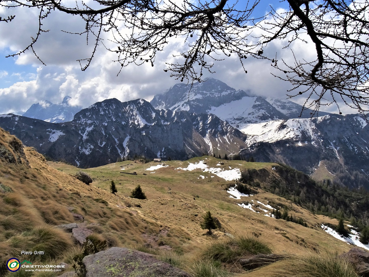 41 Vista panoramica sugli estesi pratoni di Monte Campo salendo sul sent. 217 al Laghetto di Pietra Quadra.JPG